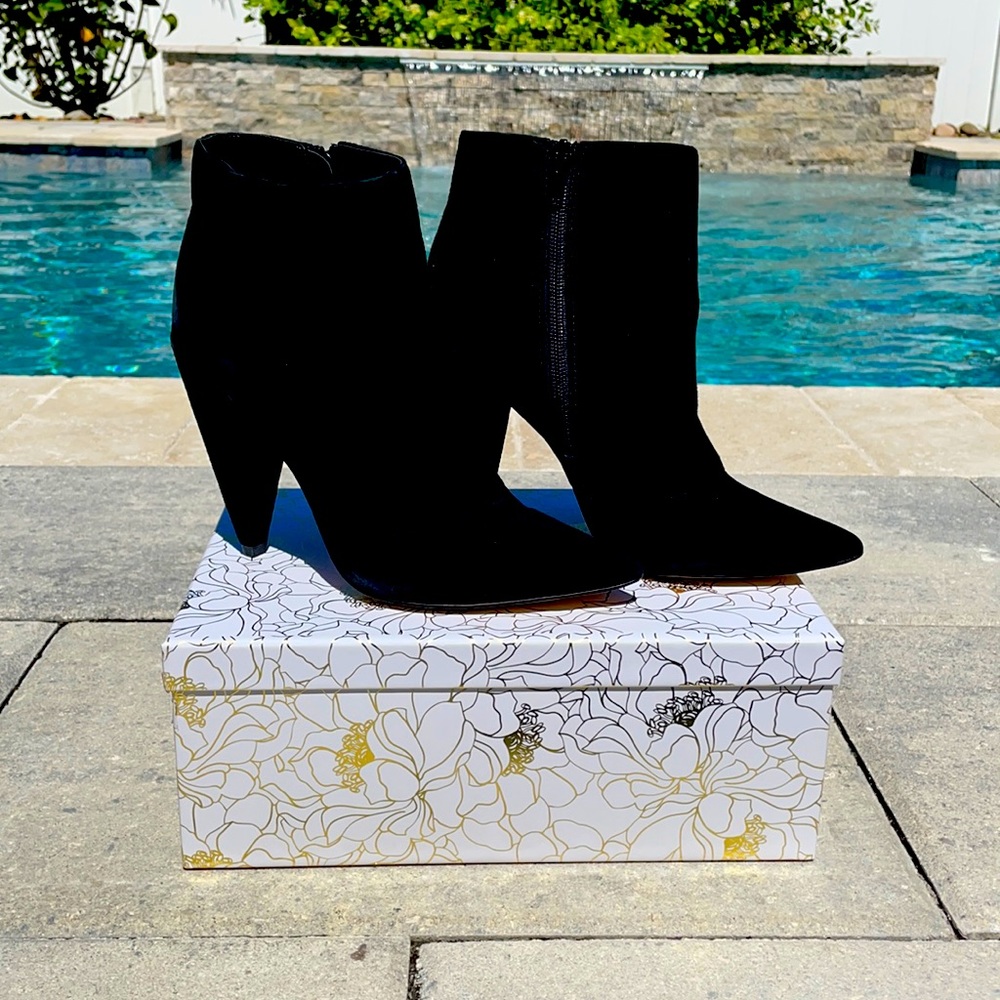 Black BCBG booties size 6.5
